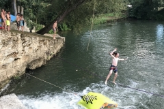 200816-Theo-sur-la-slackline-recadrée-16-9_redimensionner